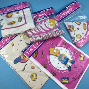 Cadeaux d&#39;anniversaire THE SIMPSONS 1990 Lot pour 6 personnes, chapeaux, sacs à surprises, médaillons éclatés, serviettes de table, emballages cadeaux, cadeaux neufs en paquets
