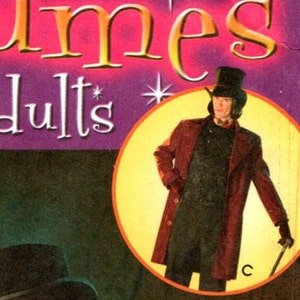 K&ouml;nnte beinhalten: Ein Simplicity-Schnittmuster f&uuml;r ein Kost&uuml;m, das einen Mann in einem roten Mantel und Zylinder zeigt. Das Schnittmuster ist f&uuml;r Erwachsene und tr&auml;gt den Titel "Jume's Adults".