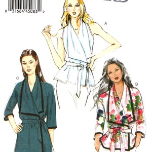 Peut inclure: Un patron de couture pour trois tops différents. Le premier top est un top sans manches, de style enveloppant, avec une ceinture à nouer à la taille. Le deuxième top est un top à manches longues, de style enveloppant, avec une ceinture à nouer à la taille. Le troisième top est un top à manches longues, de style enveloppant, avec un imprimé floral et une ceinture à nouer à la taille. Le patron est pour les tailles XS, S et M.