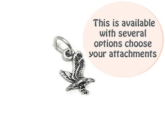 Può includere: Ciondolo in argento di un falco o un'aquila in volo con un anello per attaccarlo a una collana o un braccialetto. Questo è disponibile con diverse opzioni, scegli i tuoi attacchi.