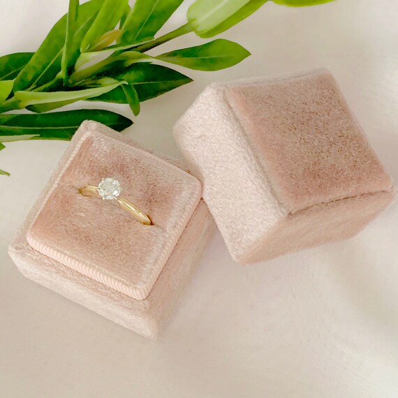 Vintage style velvet ring box best sale