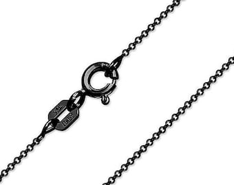 Könnte beinhalten: Eine schwarze Kettenkette mit einem Karabinerverschluss. Die Kette ist aus 925er Sterlingsilber und trägt die Aufschrift "ITALIEN" auf dem Verschluss.