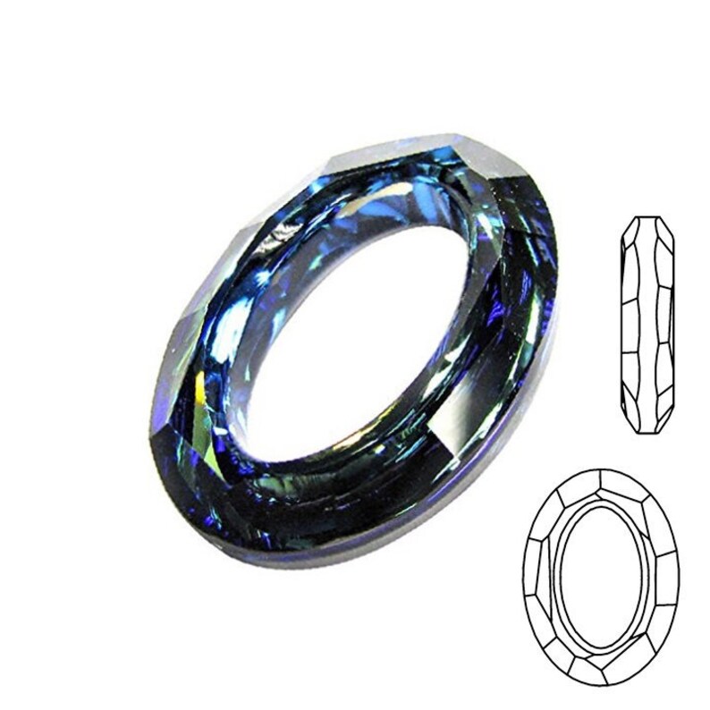 Peut inclure: Une bague en cristal bleu fonc&eacute; avec un design facett&eacute;. La bague est en verre et a un centre transparent. La bague a un diam&egrave;tre d'environ 2,5 cm.