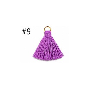 Peut inclure: Un pompon violet vif compos&eacute; d'une grappe dense de fils fins verticaux rassembl&eacute;s au sommet. Un petit anneau m&eacute;tallique dor&eacute; est fix&eacute; en haut pour la suspension. Le chiffre 9 est imprim&eacute; en noir sur la gauche du pompon.