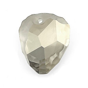 Pu&ograve; includere: Un ciondolo di cristallo sfaccettato a forma di goccia con un foro nella parte superiore per l'infilatura. Il cristallo ha un design sfaccettato, che riflette la luce con sfumature di grigio e trasparente. Il ciondolo &egrave; probabilmente per la creazione di gioielli o l'artigianato.