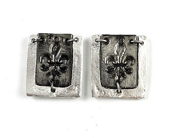 2 Pcs Silver Plated Vintage Fleur De Lis Pewter Pendants 20 x 17mm, Two Toned Rectangular Light Weight Fleur De Lis Pewter Pendants - PTT133