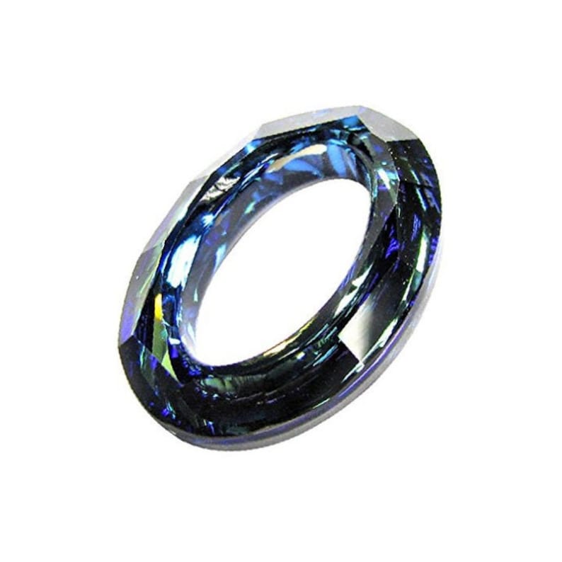 Peut inclure: Une bague en cristal bleu facett&eacute; avec un centre rond ouvert. La bague est en verre transparent avec une finition bleu iris&eacute;e.