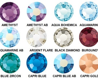 Op de afbeelding: Een kaart met 12 verschillende kleuren strass. De kleuren zijn Amethist, Amethist AB, Aqua Bohemica, Aquamarijn, Aquamarijn AB, Argent Flare, Zwarte Diamant, Bourgondië, Blauwe Zirkoon, Capri Blauw, Capri Blauw AB en Capri Goud.