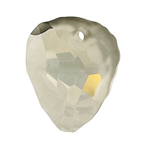Pu&ograve; includere: Un ciondolo sfaccettato a forma di pera, di colore grigio chiaro, con un piccolo foro nella parte superiore. Un accento color oro &egrave; visibile sulla superficie. Il ciondolo ha una forma irregolare unica e un aspetto strutturato.