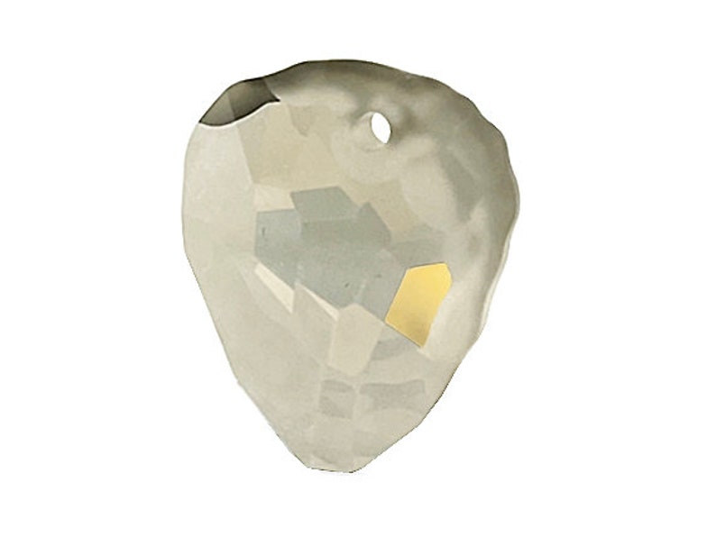 Pu&ograve; includere: Un ciondolo sfaccettato a forma di pera, di colore grigio chiaro, con un piccolo foro nella parte superiore. Un accento color oro &egrave; visibile sulla superficie. Il ciondolo ha una forma irregolare unica e un aspetto strutturato.