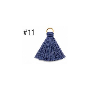Peut inclure: Un pompon bleu dot&eacute; d'un anneau m&eacute;tallique dor&eacute; &agrave; son sommet pour la fixation. Le pompon est compos&eacute; de nombreux fils fins et pendants qui s'&eacute;vasent en forme triangulaire. Le texte #11 est affich&eacute; sur la gauche du pompon.