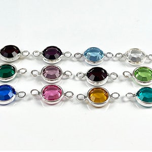 Puede incluir: Surtido de 10 abalorios conectores de plata con piedras de cristal de diferentes colores. Las piedras son redondas y tienen un acabado facetado. Los abalorios tienen dos lazos para sujetarlos a las joyas.
