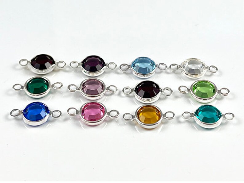 Puede incluir: Surtido de 10 abalorios conectores de plata con piedras de cristal de diferentes colores. Las piedras son redondas y tienen un acabado facetado. Los abalorios tienen dos lazos para sujetarlos a las joyas.