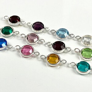 Puede incluir: Surtido de 10 abalorios redondos de cristal conector en varios colores, incluyendo verde, azul, morado, rosa y transparente. Cada abalorio tiene dos lazos plateados para sujetar a las joyas.