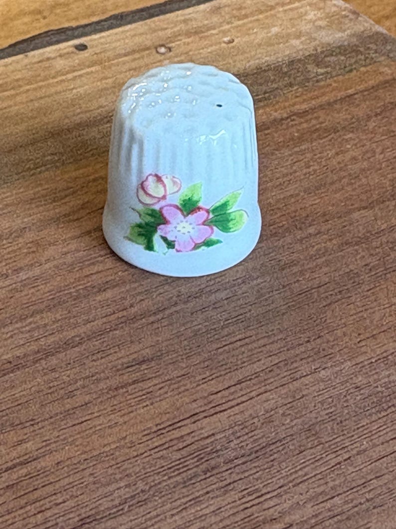 Pin Cushion China Wishing Well With Thimble Set Made in Taiwan Vintage ...
