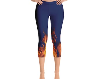 Leggings court femme bleu marine à imprimé enfers. Mélange de polyester et d'élasthanne. Feu, flammes, chaud.