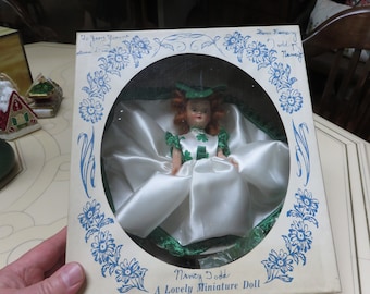 vintage A & H Plastic Irish Ireland Girl Doll en boîte
