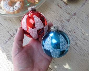 Vintage heleboel 2 West-Duitsland rood blauw grote sneeuw glitter glas kerstboom ornamenten