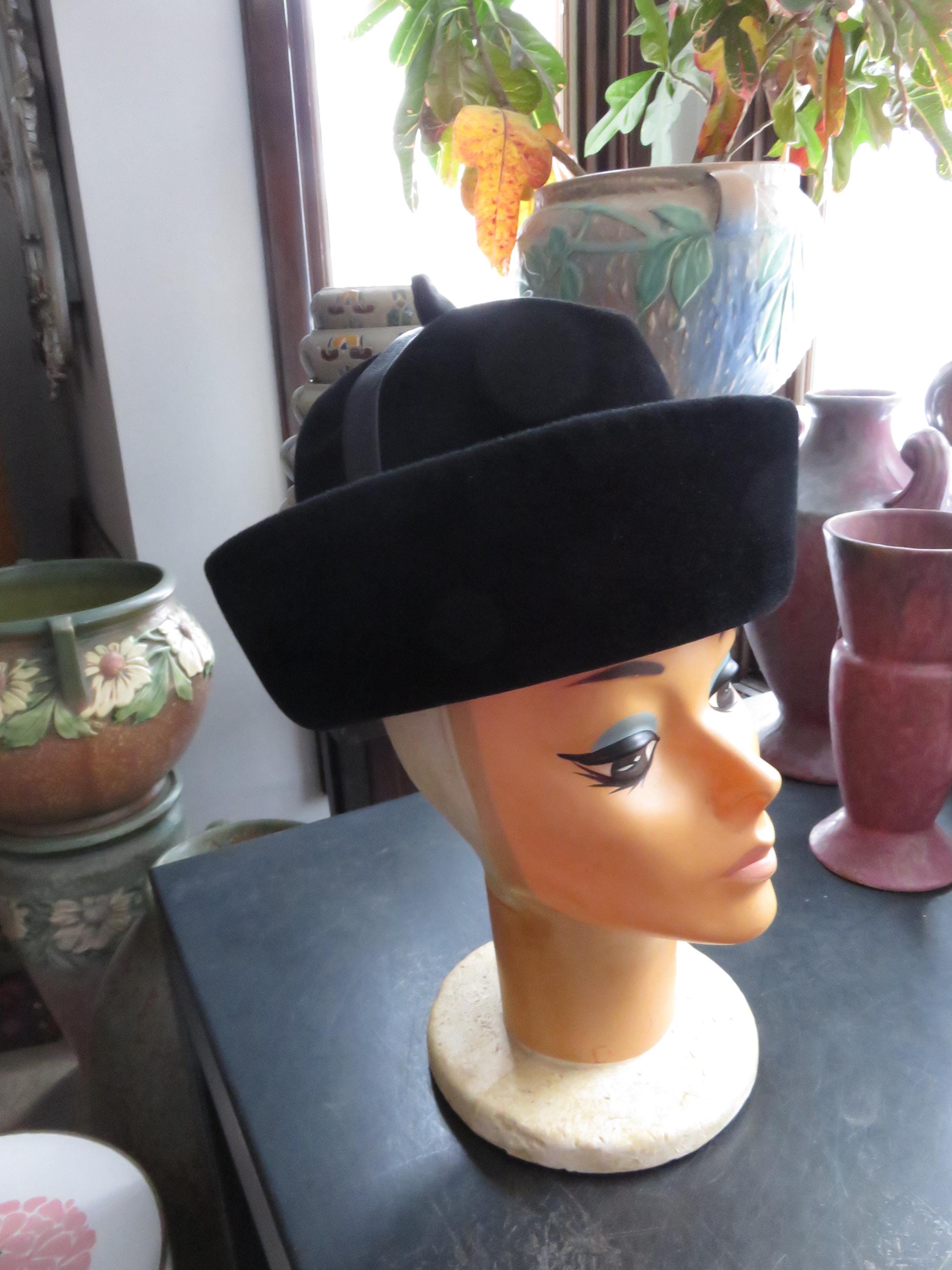 RARE Vintage Mr. John Signature Series Black and Gold Beaded Women\'s Hat Turban Shop Cloche Hat - 1920s Beaded Peacock Turban Hat | BABEYOND main image 3