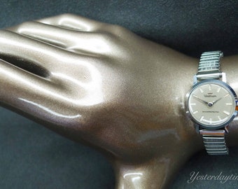Waltham Woman's Watch 1960's Grey Dial met Strass markers Swiss Made 7 Jewel Manual Movement