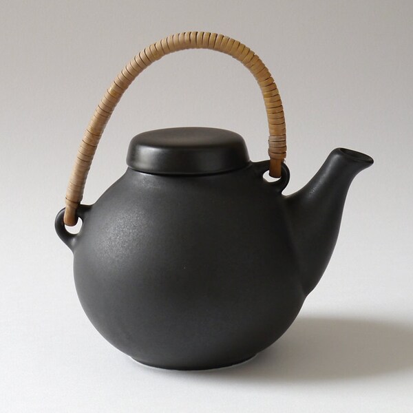 Finnish Mid-Century ARABIA Black GA1 Ceramic Teapot, design Ulla PROCOPÉ 1955