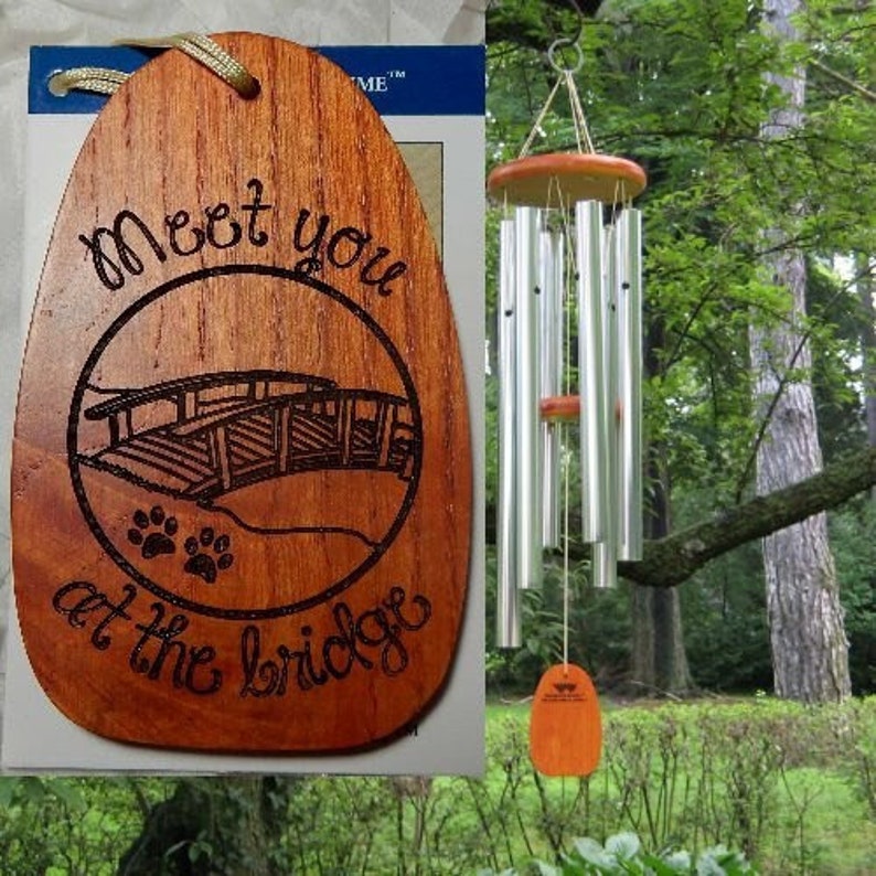 Pu&ograve; includere: Un carillon di legno a forma ovale con il testo "Meet you at the bridge" inciso su di esso. Il carillon ha un ponte e impronte di zampe incise su di esso. Il carillon &egrave; appeso a un carillon di metallo argentato con pi&ugrave; tubi.
