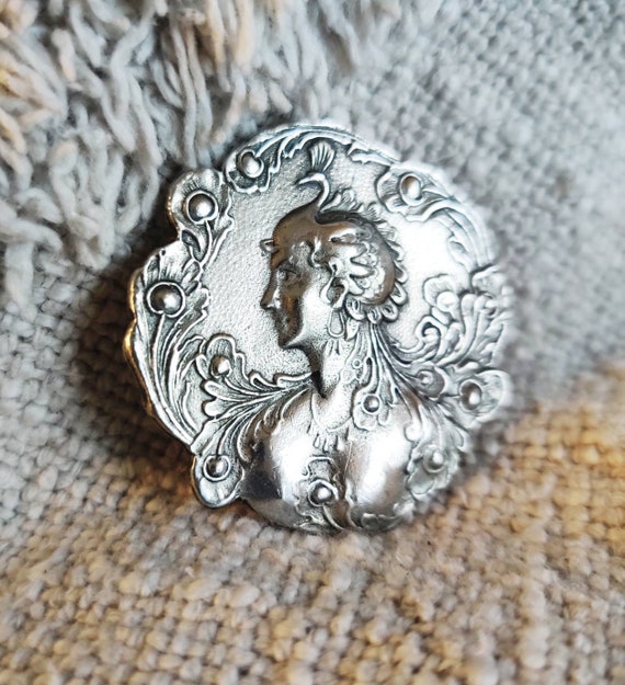 Art Nouveau Vintage Pin Brooch Great Detail of Ex… - image 2