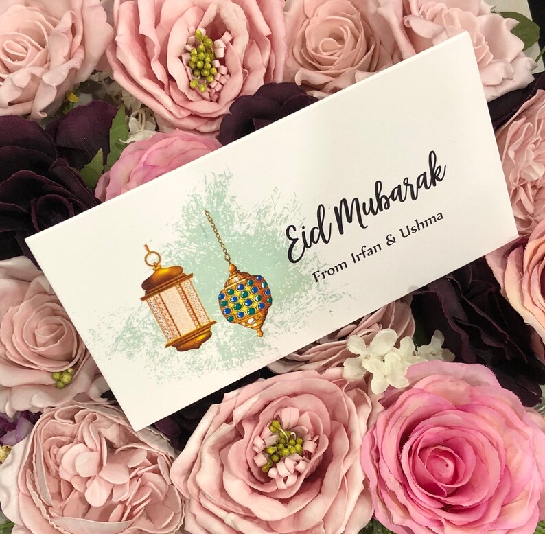 Personalised Eid Mubarak envelopes with lanterns printed onto white quality 300gsm card. Front reads Eid Mubarak with name/s of person gifting. 
Finished with diamante for extra sparkle.