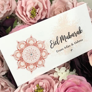 Eid envelope with a pretty red mandala design printed onto white quality 300gsm card. Front reads Eid Mubarak with name/s of person gifting. 
Finished with diamante for extra sparkle.