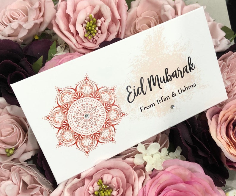 Eid envelope with a pretty red mandala design printed onto white quality 300gsm card. Front reads Eid Mubarak with name/s of person gifting. 
Finished with diamante for extra sparkle.