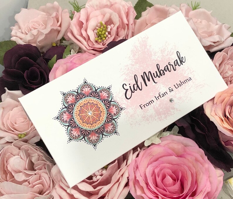 Personalised Eid envelope with a pretty Mandala design printed onto white quality 300gsm card. Front reads Eid Mubarak with name/s of person gifting. 
Finished with diamante for extra sparkle.