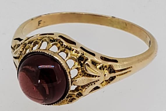 Victorian Garnet Ring - Yellow Gold Filigree