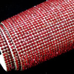 Rosso scuro (Siam)-vetro strass caldo Fix o auto adesivo Applique/foglio adesivo 2mm (SS8)