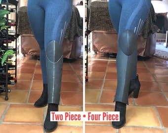 Puede incluir: Dos imágenes de una persona que lleva leggings azules con botas negras de caña alta. La imagen de la izquierda muestra las botas como un diseño de dos piezas, mientras que la imagen de la derecha muestra las botas como un diseño de cuatro piezas. El texto "Two Piece - Four Piece" está en la parte inferior de la imagen.
