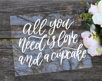 All You Need is Love and A Cupcake Sign, Signe de mariage acrylique, Signe de mariage Cupcake, Cupcakes de mariage, Signes de mariage modernes, C26