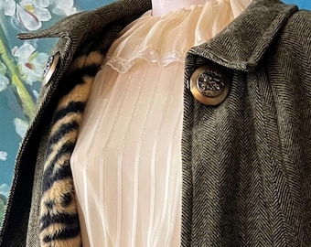 Pin-up 1960s Mod Fashion Cloak Cape Coat Faux Tiger Print Fur Lined Barbarella Sex Kitten Vibe Brown Khaki Herringbone Wool Fox Buttons L