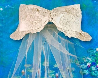 Gorro de novia vintage Juliet de Priscilla of Boston con lazo de perlas y diadema de encaje con apliques color crema.