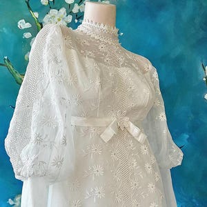 Vestido de novia de talle imperio con encaje de ojales de los años 60: cola desmontable en organza de seda, talla XS Petite