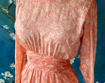 1980s Peach Floral Leopard Silk Jacquard Ruched High Waist Long Sleeve Mother of the Bride Bridesmaid Dress size M by NORDSTROM Petite Focus