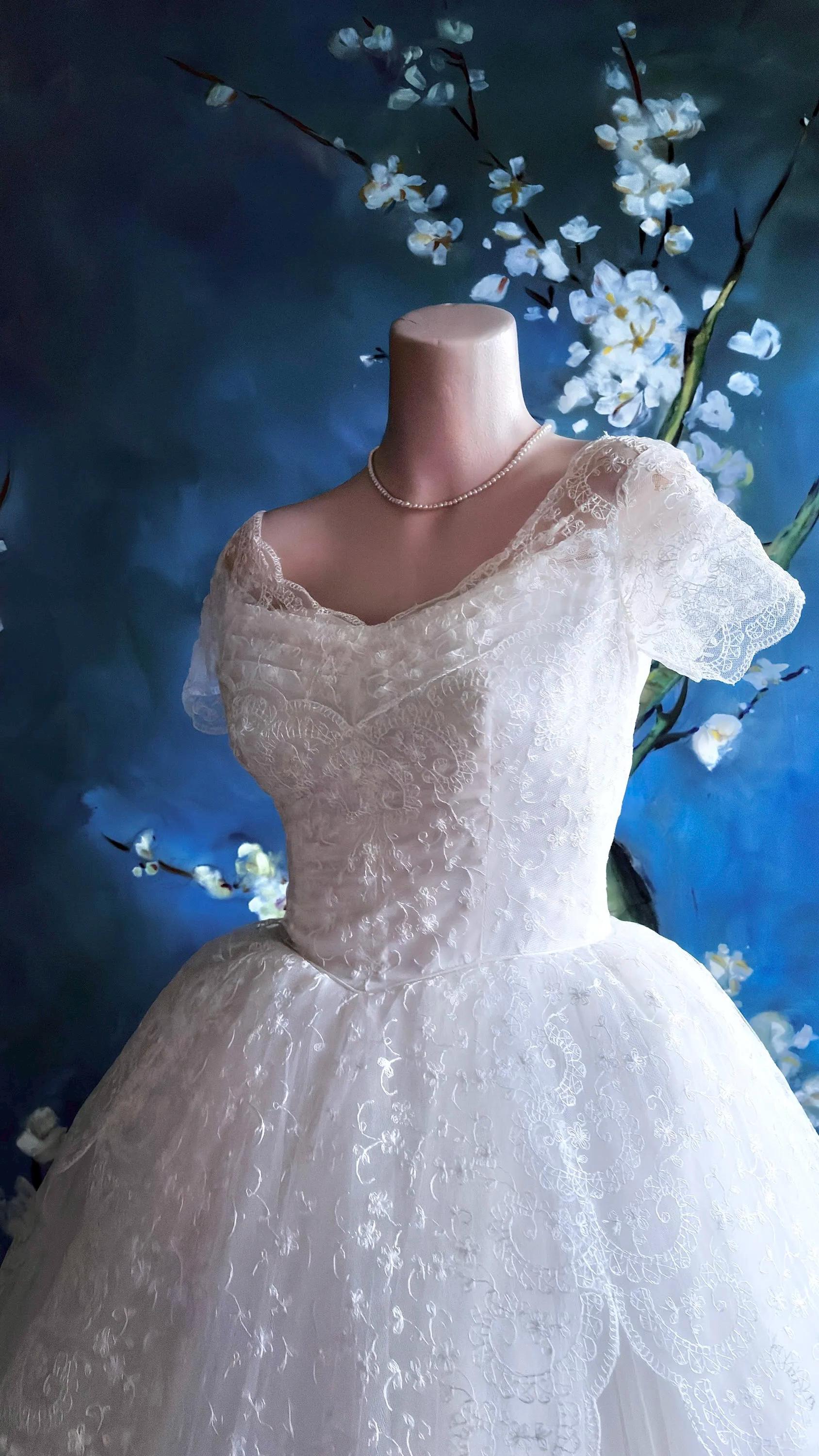 plus size lace white dress Ethereal Plus Size Lace Wedding Dress with Slit and Train – LA121 –  Viniodress main image 1
