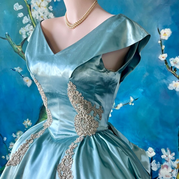 40s Princess Bride Cinderella Blue Liquid Satin Brautkleid Schalkragen Spitze Applikationen Strass Marie Antionette vibe Tiered Bustle XS