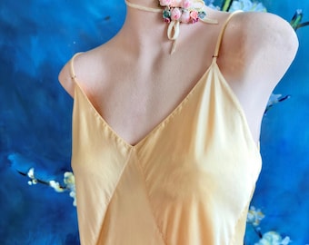 BARBIZON Lencería de seda color amarillo y beige de los años 30 y 40, vestido lencero completo con tirantes ajustables, talla grande 44, busto 40 pulgadas/cintura 40 pulgadas/cadera 44 pulgadas.