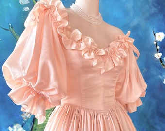 Vestido de novia/fiesta estilo años 70 LAURA ASHLEY, color melocotón pastel, satén, hombros descubiertos, detalle de lazo, estilo campesina, corsé, de CONTEMPO/Talla S, busto 34/cintura 25