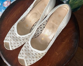 1940s Cream Lace Bridal Pumps Peep Toe Kitten Heels Wedding Bridesmaid 40s Peep Toe Kitten Heels size 5-6 by Joseph de Young RHYTHM STEP