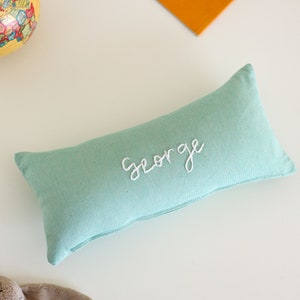 Almofada com nome personalizado, verde menta, bordada à mão, 13 x 6 polegadas