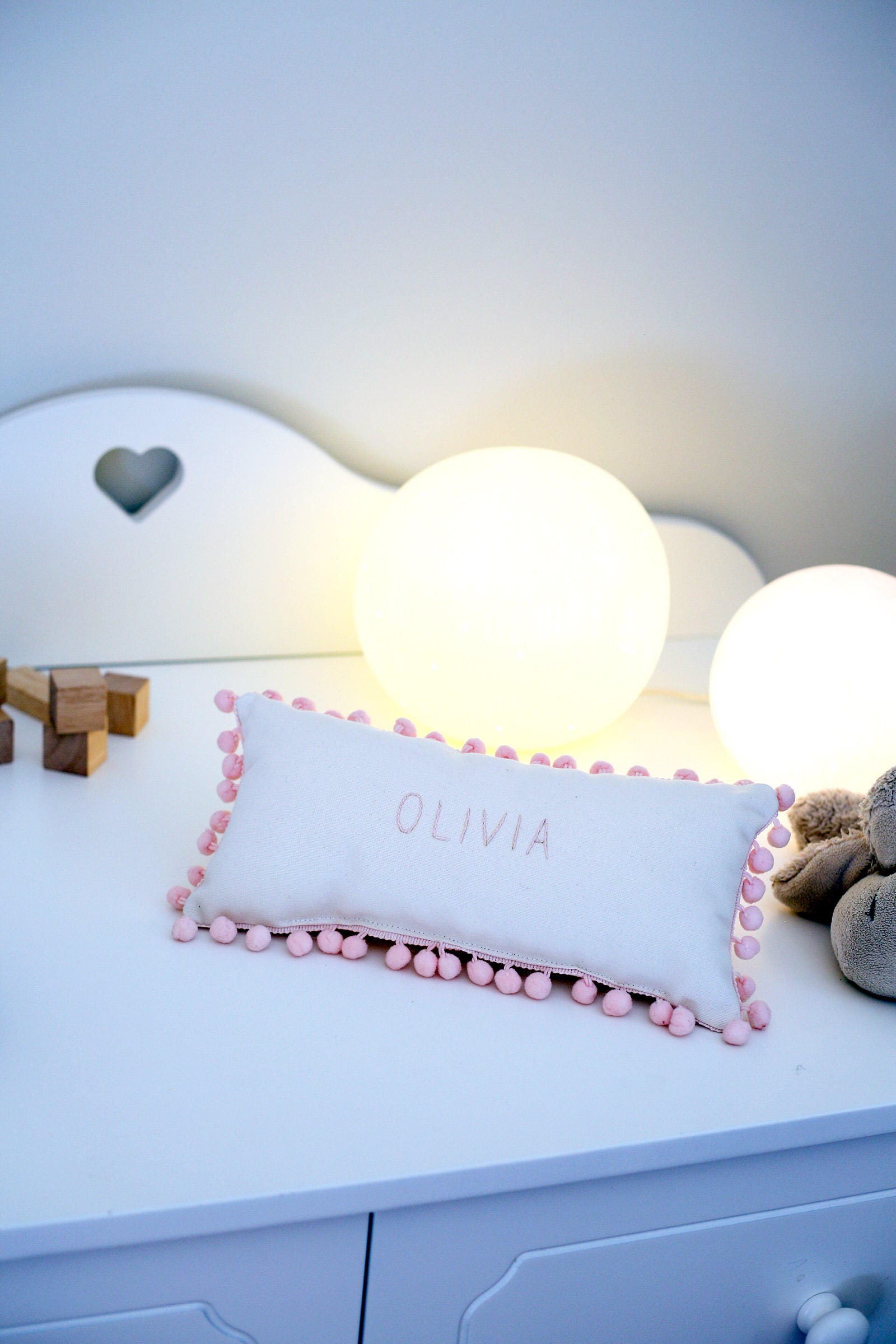 Almohada con nombre, regalo personalizado para nuevo bebé, almohada Pom Pom, 13X6.5 pulgadas