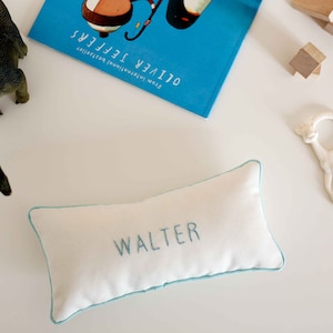 Travesseiro de berçário de menta simples com nome personalizado - Travesseiro de lembrança para um bebê - Bordado à mão - 13 x 6,5 polegadas