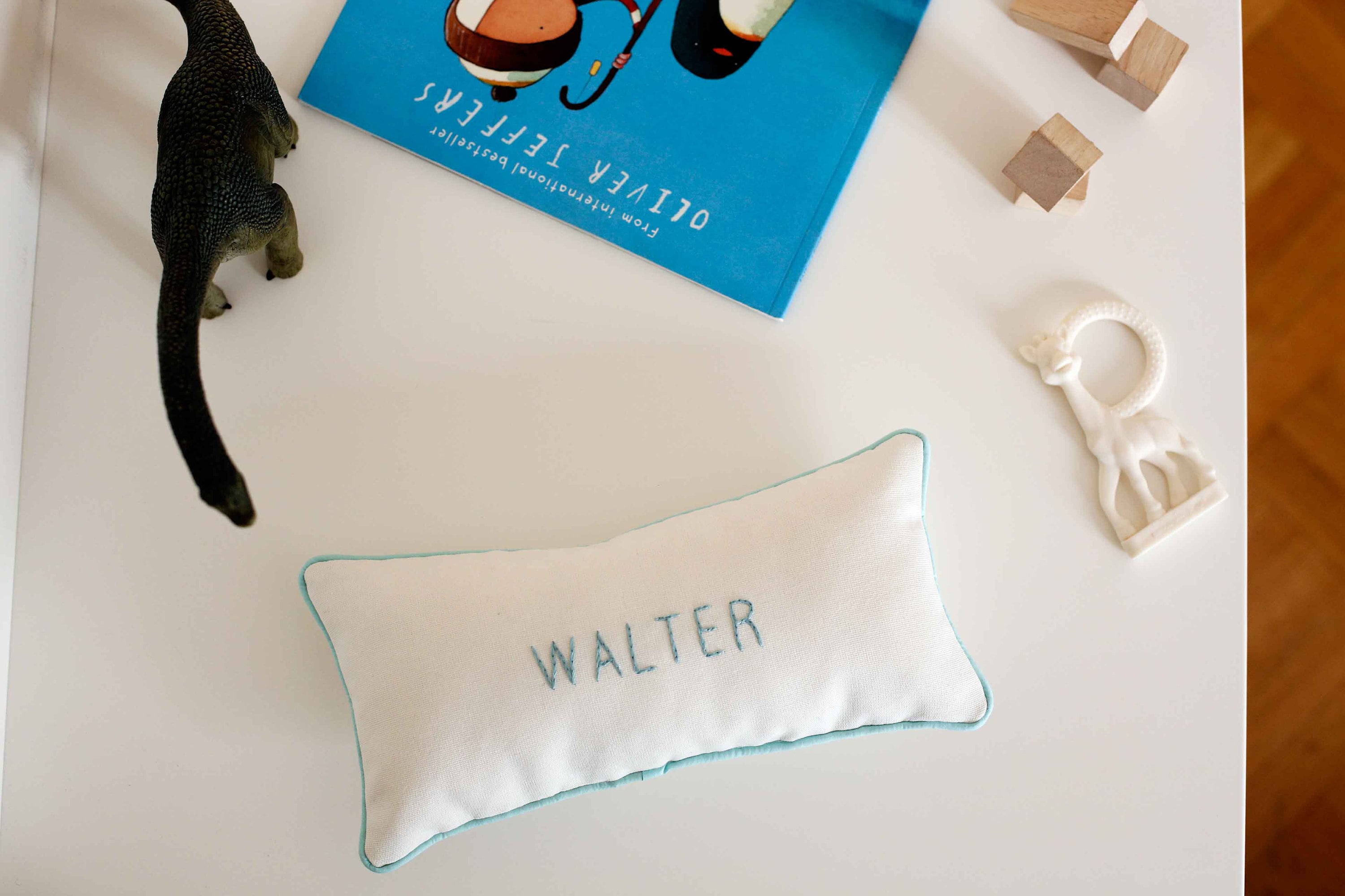 Simple Mint Nursery Custom Name Pillow - Oreiller Souvenir Pour Un Bébé Brodé à La Main 13 X 6, 5 Po