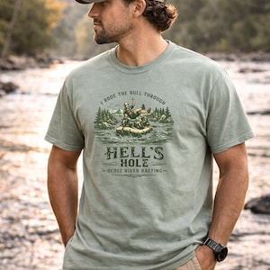 Può includere: Un set di tre ciotole impilabili in ceramica nei toni del blu, verde e bianco. Le ciotole presentano una smaltatura maculata e un design semplice e moderno. La ciotola più grande misura circa 20 cm di diametro.