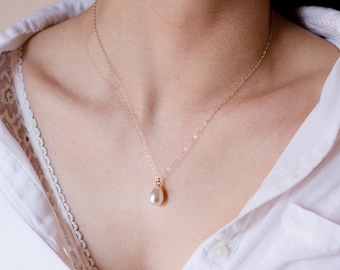 Pearl Necklace, Gold Pearl Pendant, Wedding Necklace, Bridesmaid Necklace, Gift For Her, Pearl Jewelry, Everyday Necklace